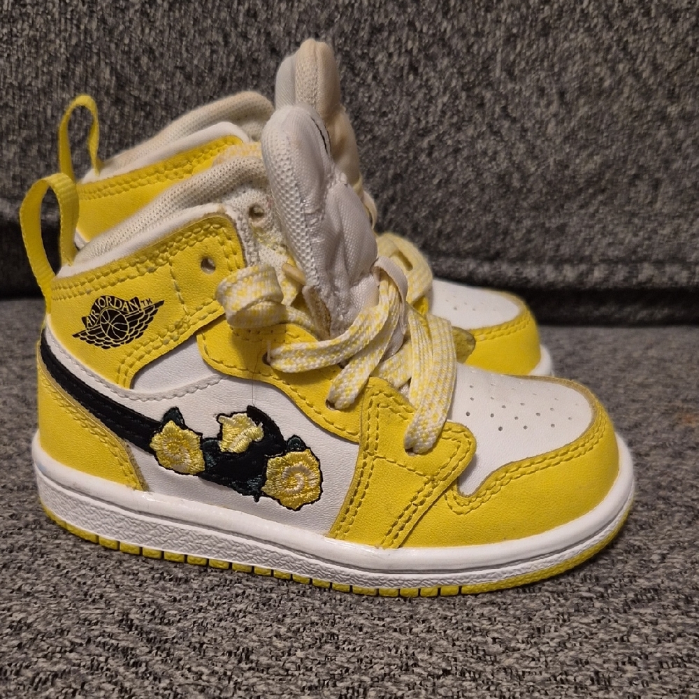 Jordan Kids Sneakers in Yellow and White